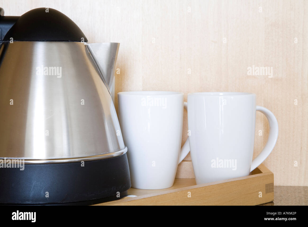 Wasserkocher und Tassen auf einem Holztablett in einem Hotelzimmer  Stockfotografie - Alamy