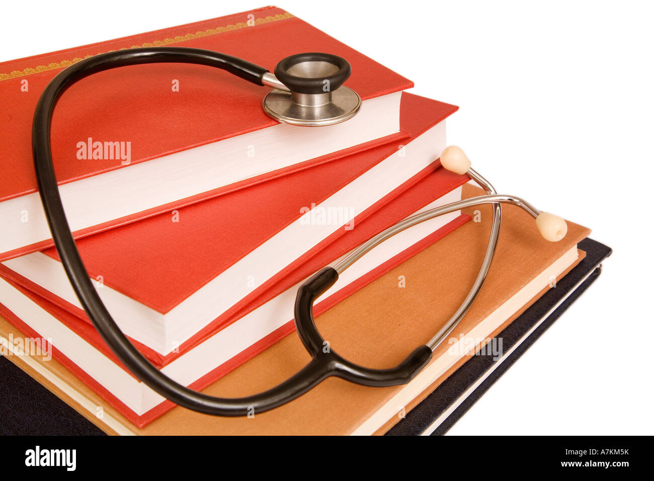 Stethoskop auf einem Stapel von Nachschlagewerken, isoliert auf weiss Stockfoto