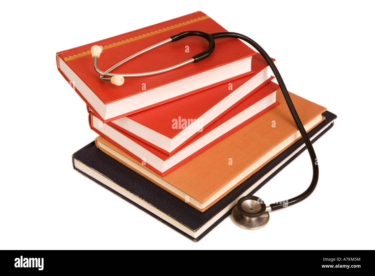 Stethoskop auf einem Stapel von Nachschlagewerken, isoliert auf weiss Stockfoto