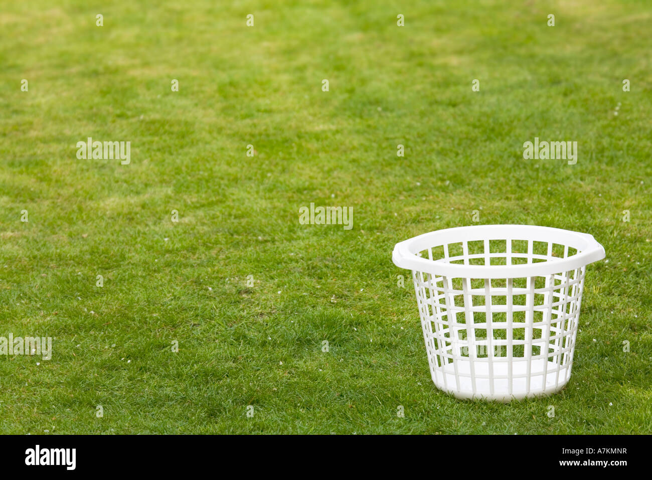 Leere Waschkorb auf Rasen mit Textfreiraum Stockfoto