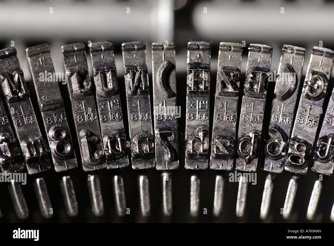 Briefe von einer herkömmlichen Schreibmaschine, Typebar, Nahaufnahme, selektiven Fokus Stockfoto