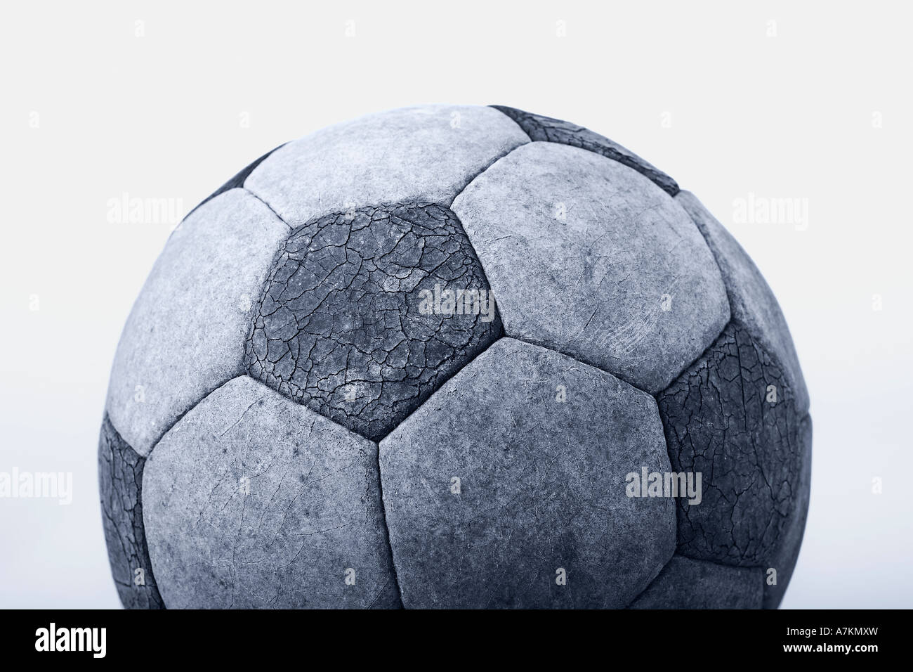 Alten angeschlagenen Fußball auf weißem Hintergrund, Freisteller, schwarz / weiß Bild, blau getönt, Fußball Abstieg Stockfoto