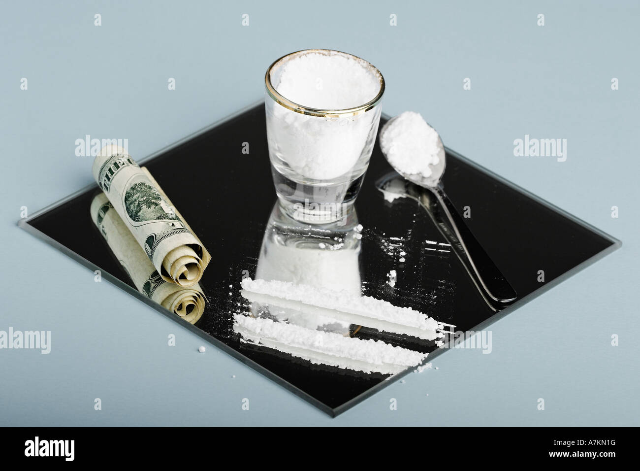 Zusammengerollt Dollarschein und Drogen Stockfoto