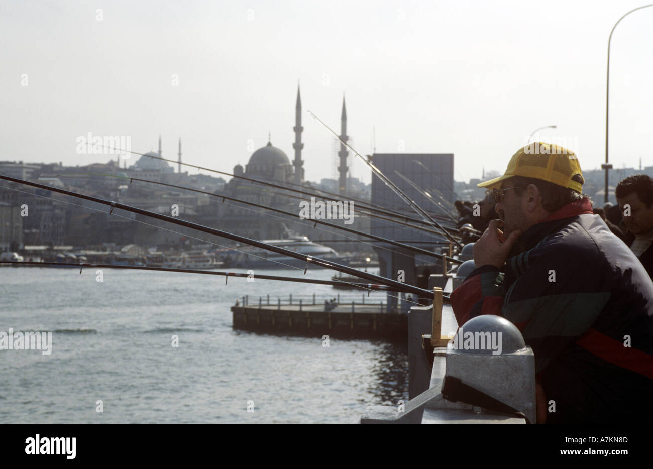 Angeln an der Atatürk / Unkapani Brücke in Istanbul Stockfoto