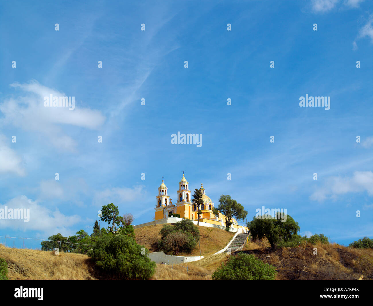 Die Kirche Santuario de Nuestra Senora de Los Remedios auf der Pyramide von Tepanapa in Cholula Die Kirche Santuario de Nuestra Senora de Los Remedios auf der Pyramide von Tepanapa in Cholula