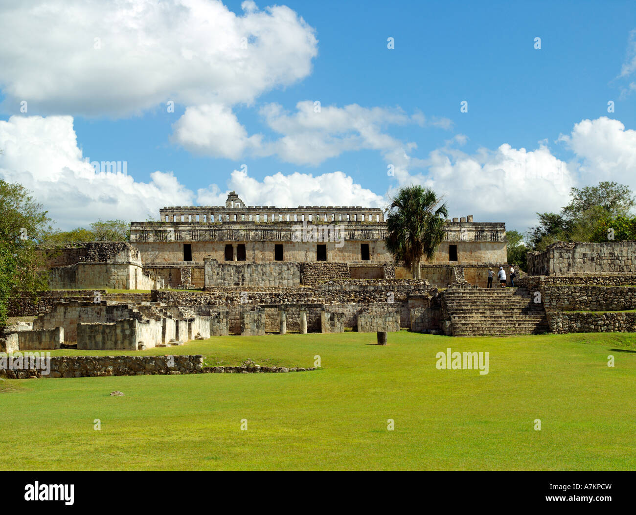 Das Palais am Kabah mit seinen Columnillas wenig Spalten an der oberen Fassade Stockfoto