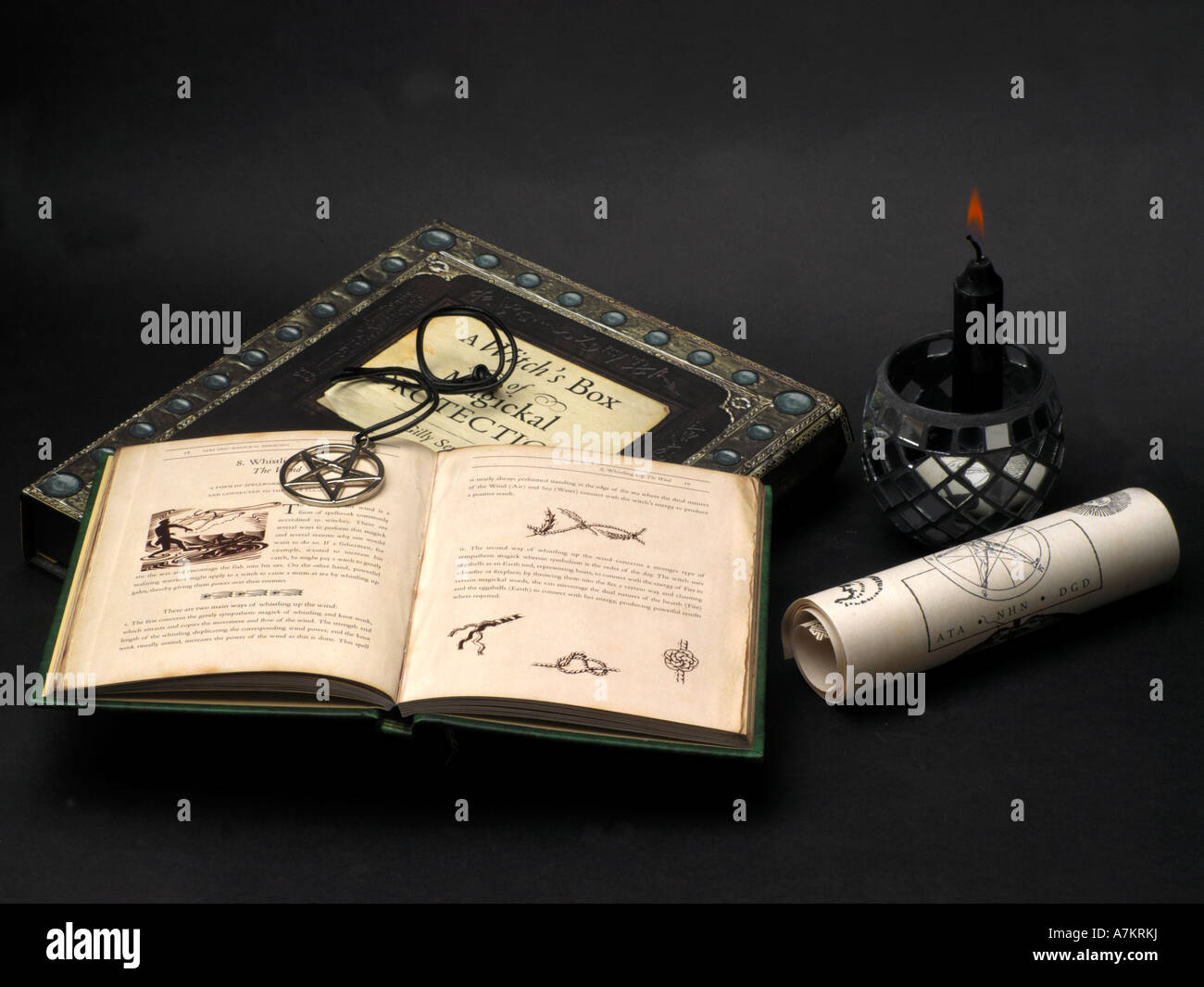 Hexen-Schutz, Scroll, Kerze, Pentagramm & Zauberbuch Stockfoto