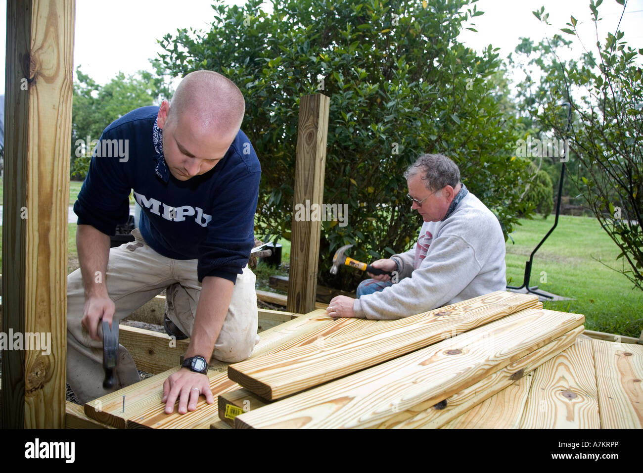 Freiwillige Helfer bauen Rollstuhlrampe Stockfoto