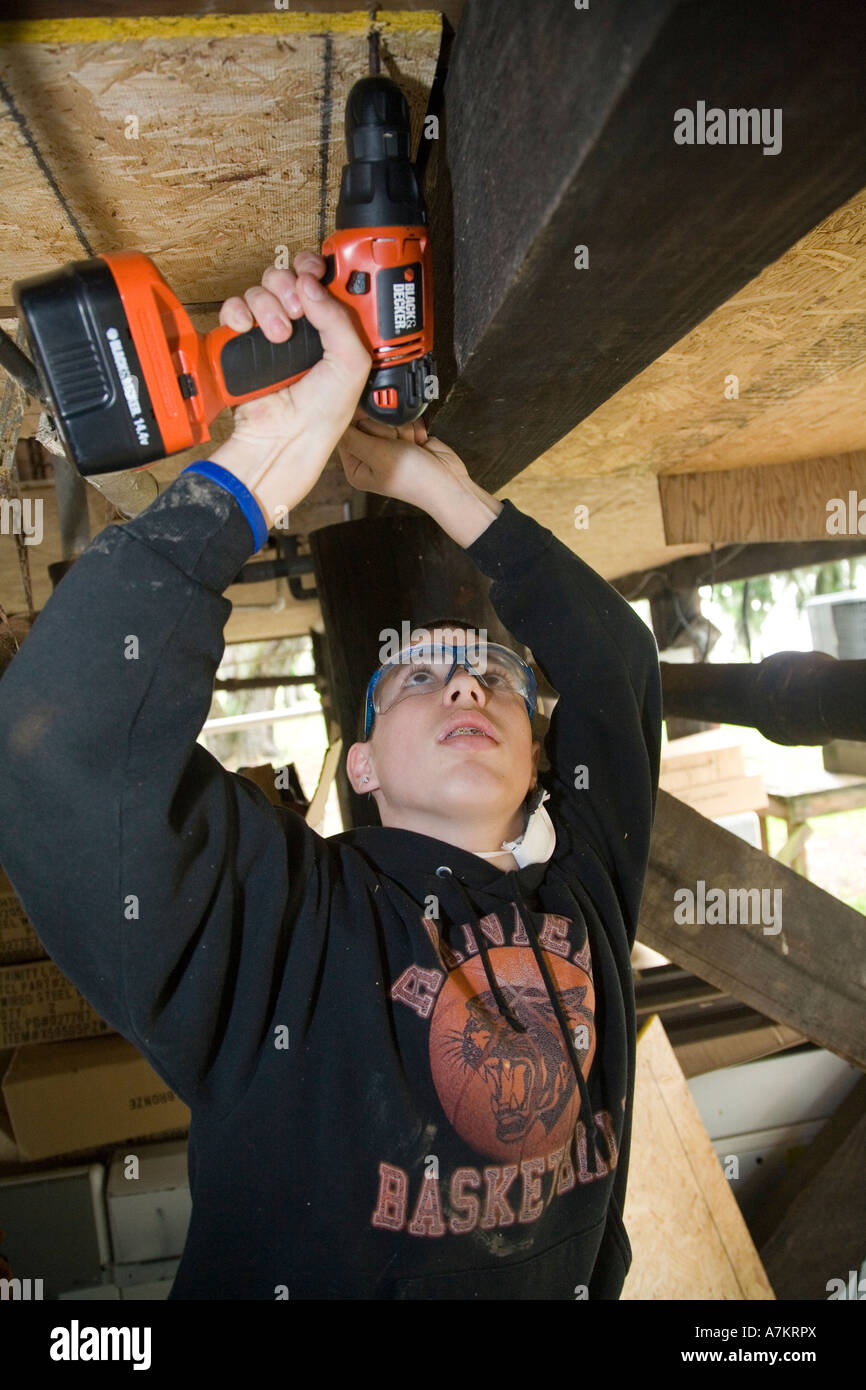 Freiwillige Reparaturen Hurrikan beschädigt nach Hause Stockfoto