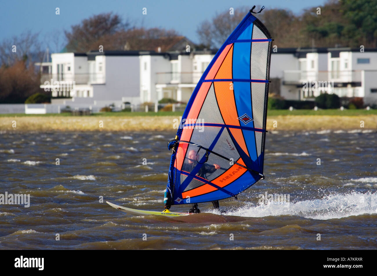 Windsurfen in rauen Wasser.  Christchurch Harbour. Dorset. UK Stockfoto