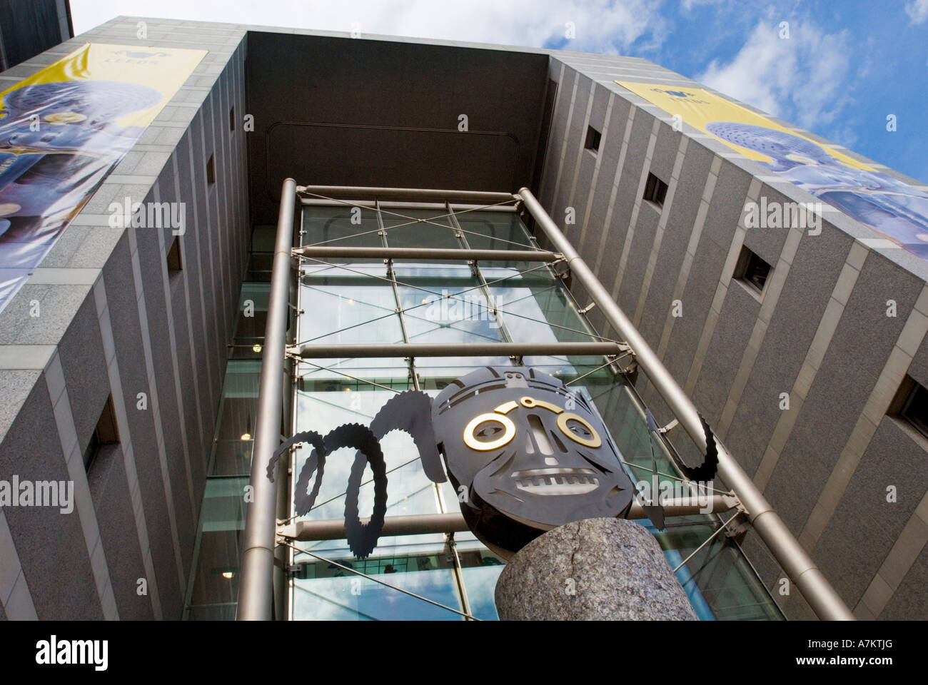 Die Krieger Maske am Eingang zu den Royal Armouries in Leeds Yorkshire die Maske ist das Symbol des Museums. Stockfoto