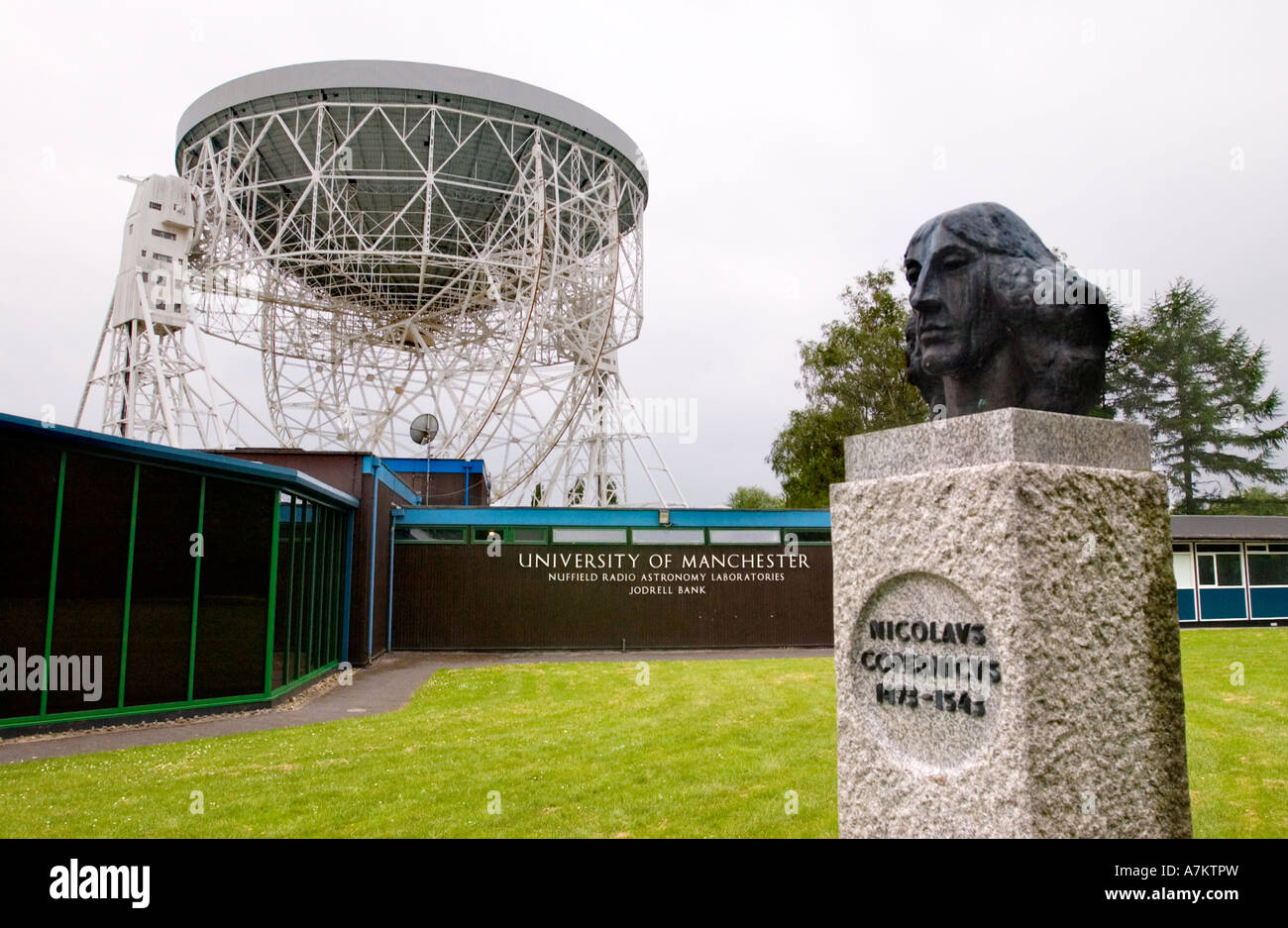 Das größte Radioteleskop bei Jodrell Bank in der Nähe von Goostrey in Cheshire mit einer Büste von Nicholas Copernicus im Vordergrund Stockfoto