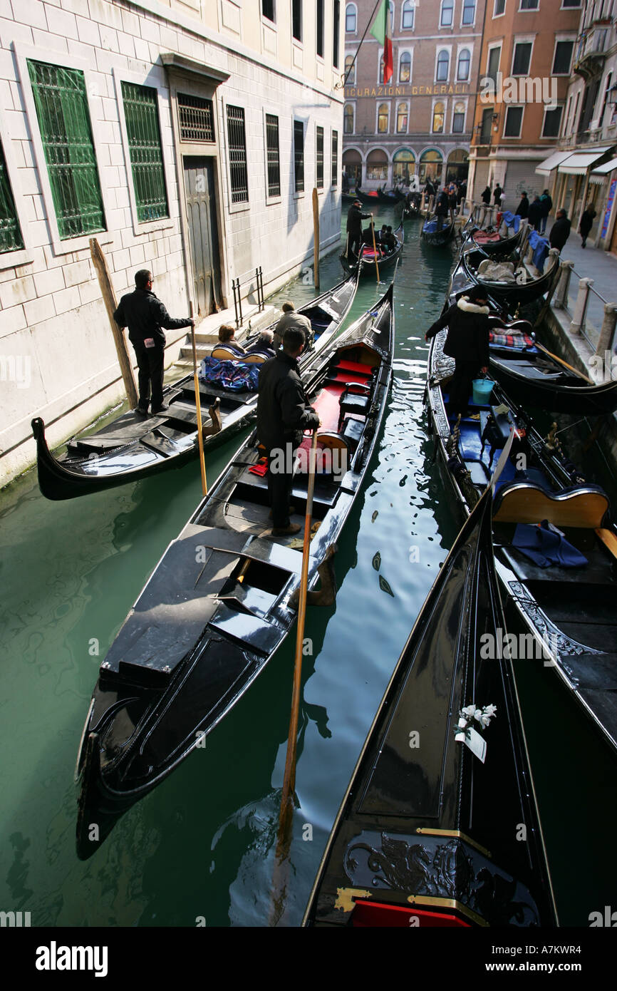 Eindrucksvolle Gondeln sind eine typische schmale Seitenstraße Kanal in zentralen Venedig Italien europäisches Reiseziel EU hinunter stakte. Stockfoto