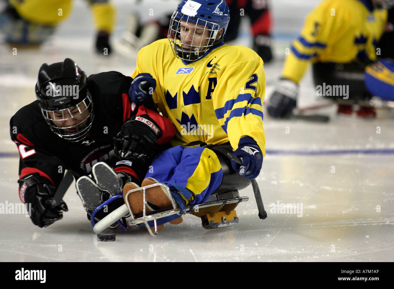 Holm von Schweden Körper überprüft 32 Uehara von Japan aus den Puck beim Eröffnungsspiel Stockfoto