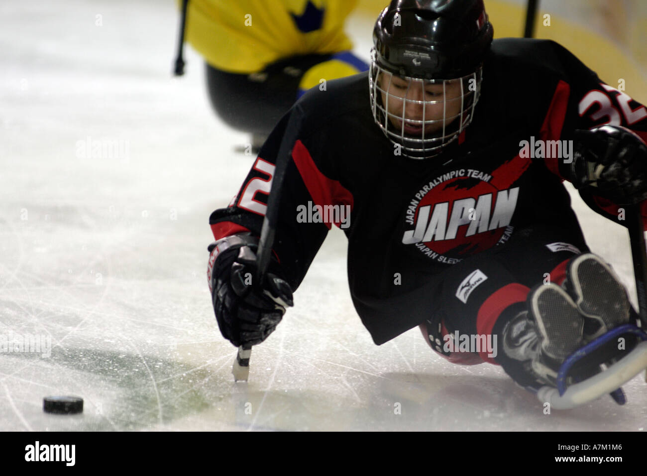 Uehara Japan jagt den Puck in das Eröffnungsspiel des vorläufigen Runde Männer s Schlitten Eishockey zwischen Japan und Schweden Stockfoto