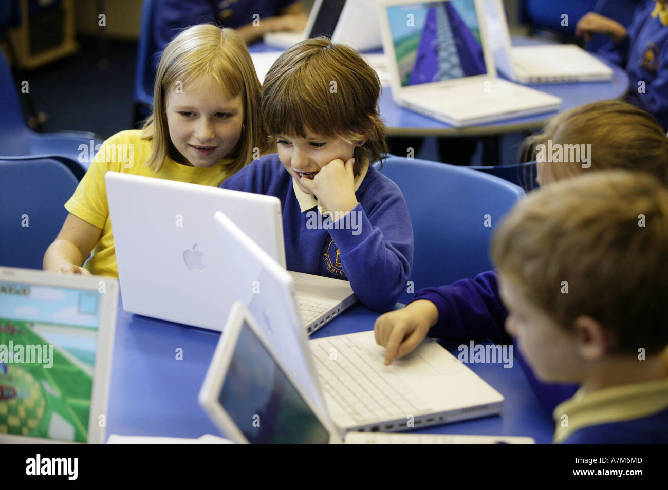 Kinder in der Schule in verwenden Apple iBook-Laptop-Computer Stockfoto
