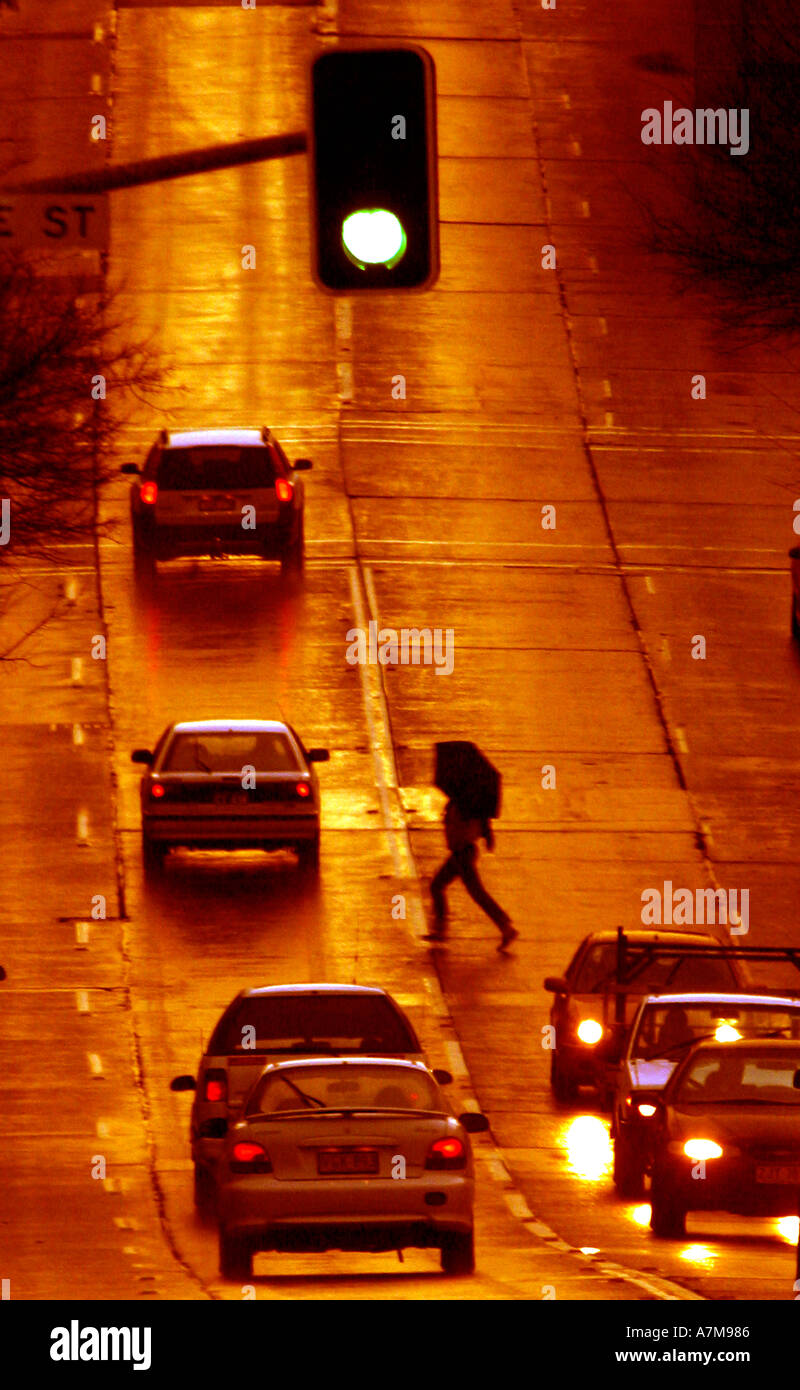 Beim Überqueren der Straße unter gefährlichen Bedingungen Stockfoto