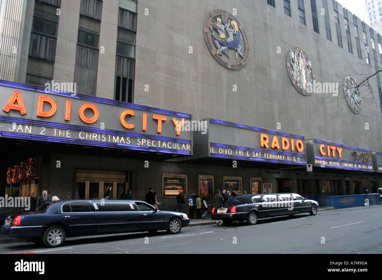 Zwei stretch Limousinen vor der Radio City Music Hall, New York City geparkt. Weihnachtszeit. USA. Stockfoto