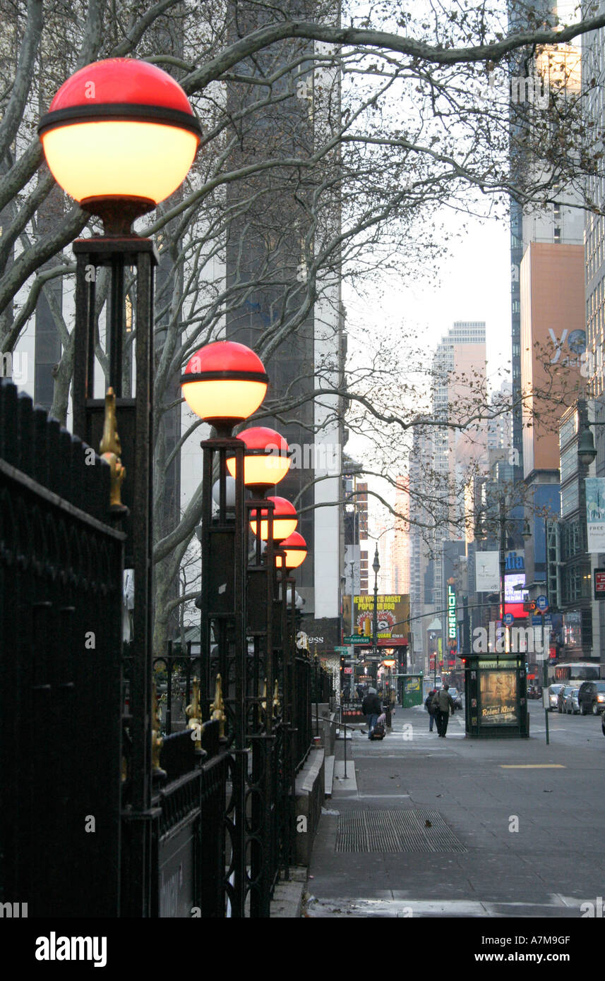 Street lights. 42nd Street. Railing and entrance to Bryant Park. Early morning. Midtown New York City.  USA. Winter. Stockfoto