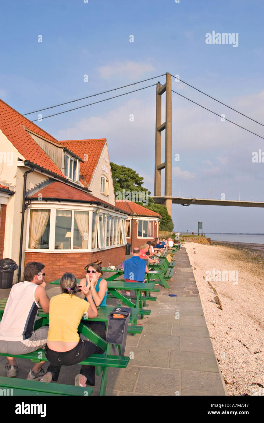 Entspannung unter den Humber Bridge-UK Stockfoto