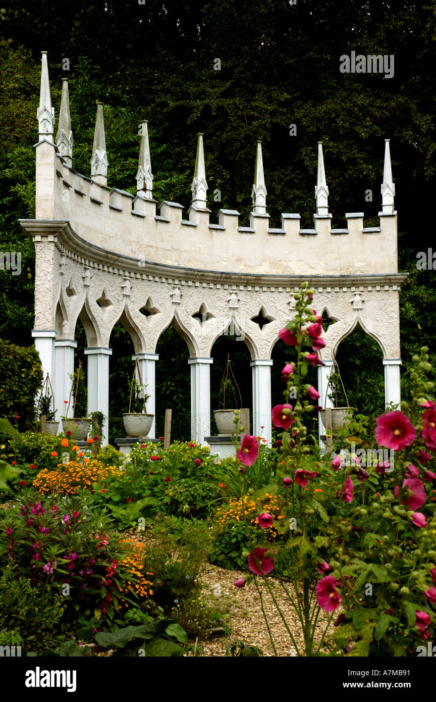 Die Exedra Blickfang im Rokoko Gardens in Painswick in Cotswold, Gloucestershire, England UK Stockfoto