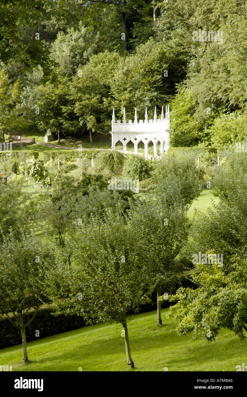 Die Exedra Blickfang im Rokoko Gardens in Painswick in Cotswold, Gloucestershire, England UK Stockfoto