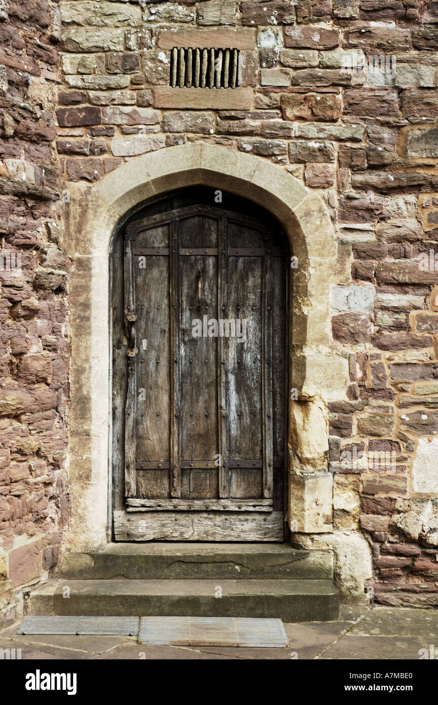 Historischen Eingang im Innenhof des Berkeley Castle und Stein Vent über Gloucestershire England UK Stockfoto