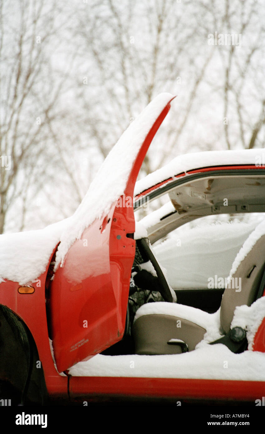 Nahaufnahme von roten Auto mit Schnee bedeckt Stockfoto