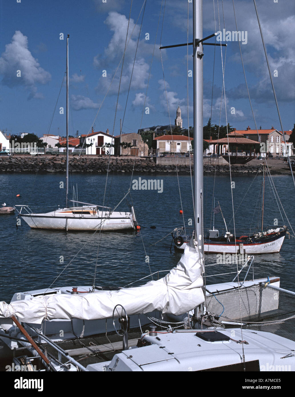 Das Resort und die Fischerei Hafen von St. Gilles Croix de Vie Stockfoto