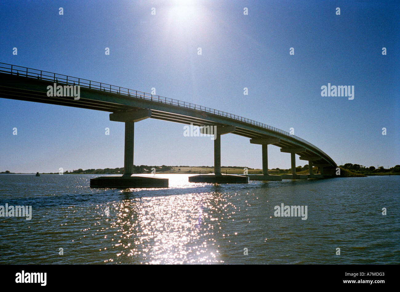 Moderne Brücke über Wasser Stockfoto