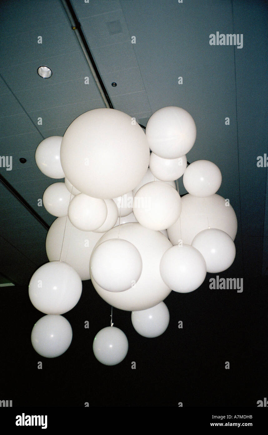 Haufen weiße Luftballons von der Decke hängen Stockfoto
