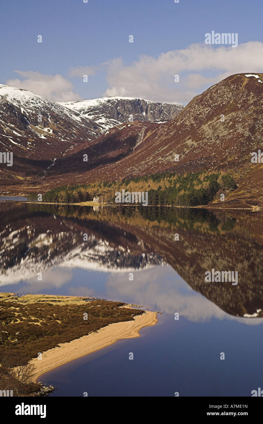 Reflexionen im Loch Muick, Aberdeenshire, zeigt breite Cairn (998metres) und Glas-Allt Shiel Lodge. Schottland. Stockfoto