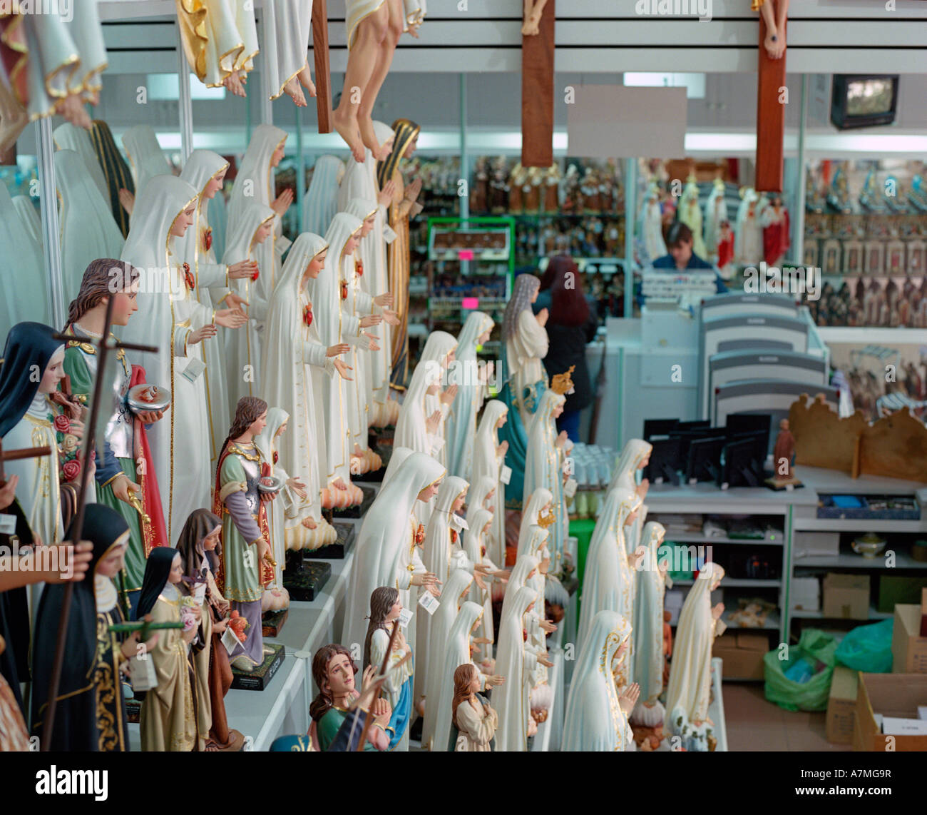 Ein Souvenir-Shop in Fatima mit Replik Statuten der Madonna von Fatima und andere religiöse Statuen gefüllt Stockfoto