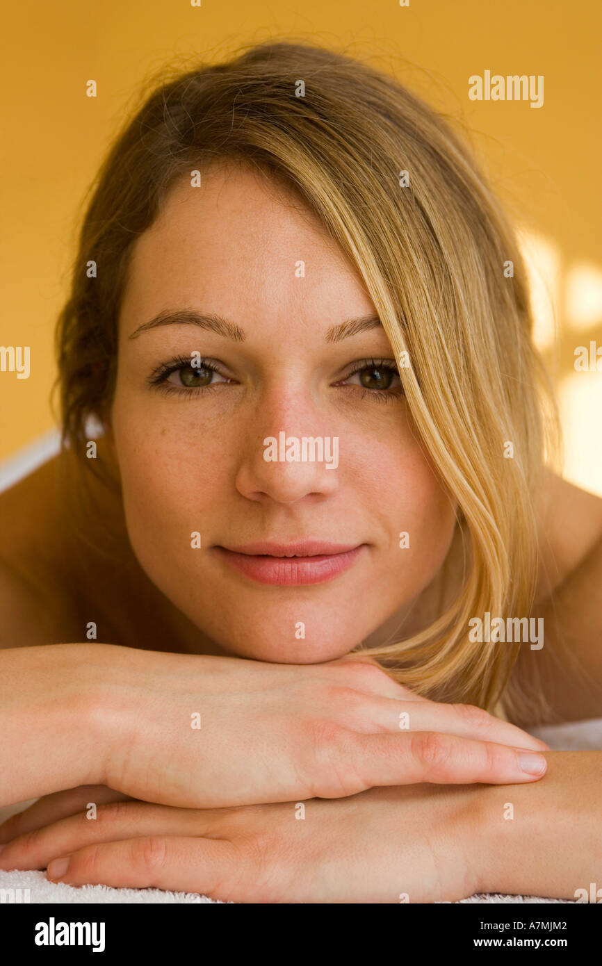 Frau liegend auf Vorderseite auf Massagetisch Stockfoto