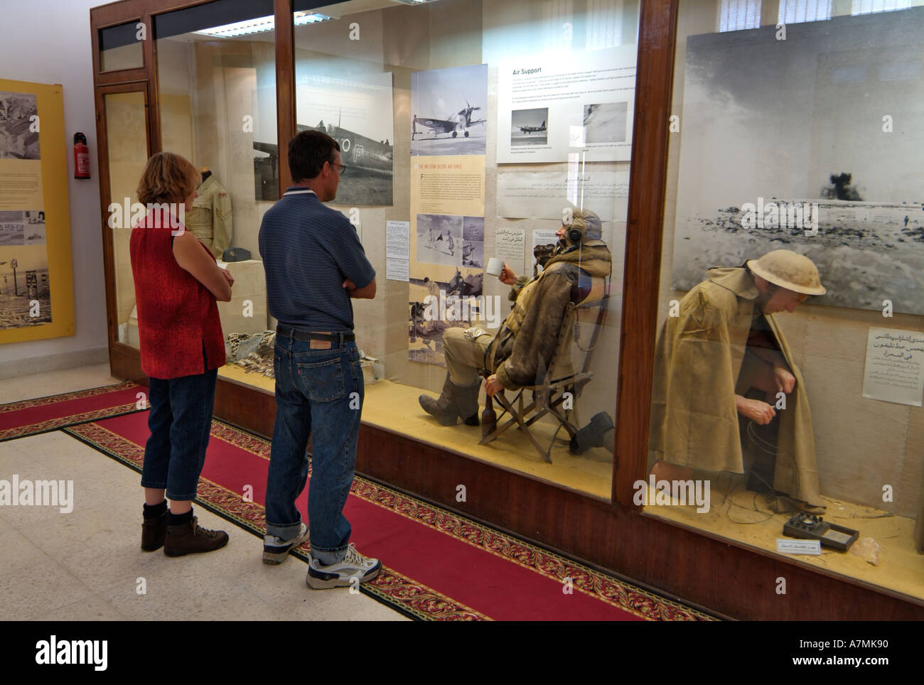 Touristen besuchen das El Alamein Kriegsmuseum, El Alamein, Ägypten Stockfoto