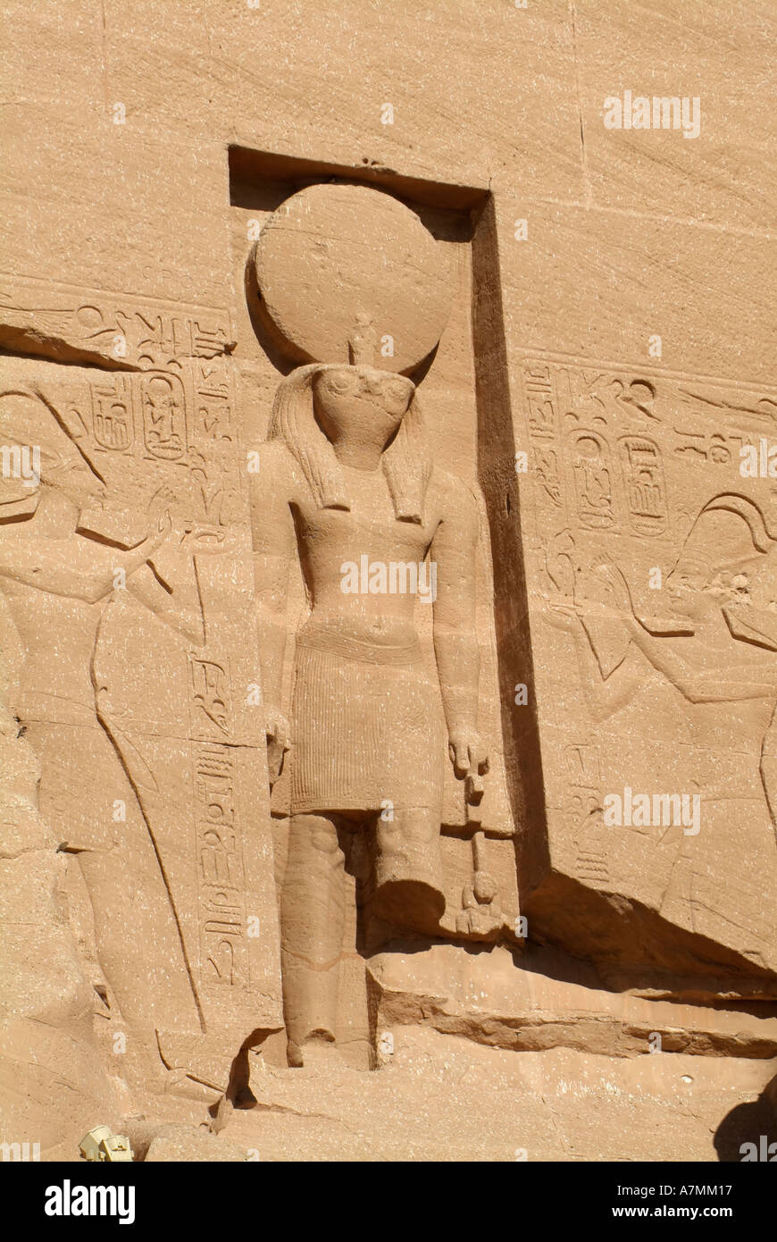 Falcon leitete Sonnengott Ra, zwischen den Köpfen der kolossalen Statuen von Ramses II in Abu Simbel, Ägypten Stockfoto