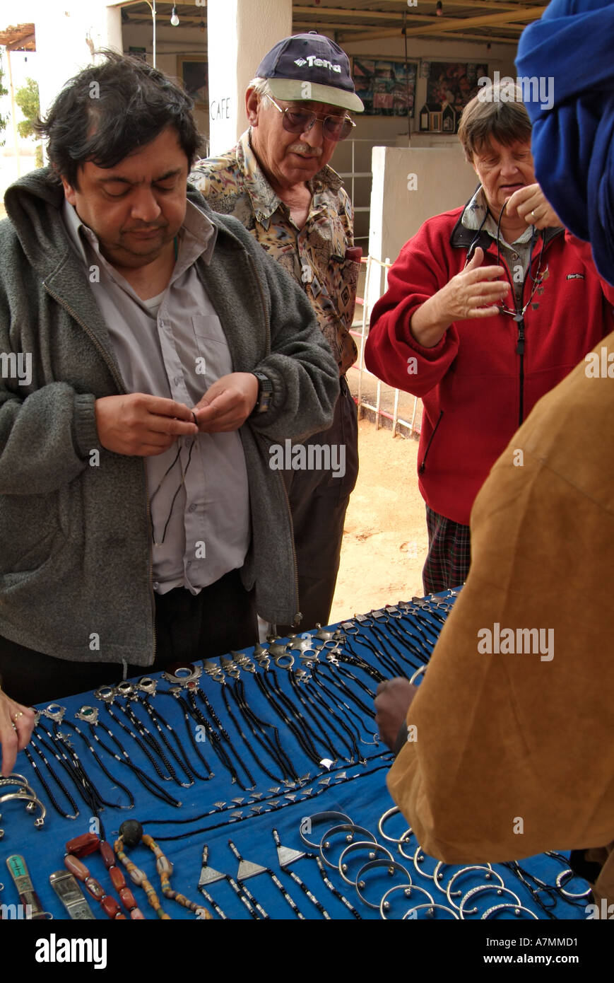 Gruppe, die Einkaufsmöglichkeiten für Souvenirs, Libyen Stockfoto