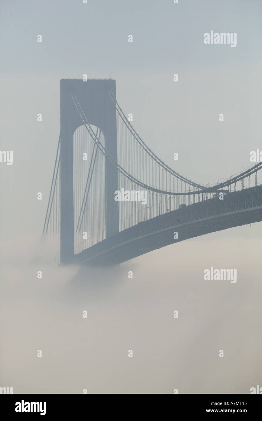 USA, New York, New York City, Staten Island: Verrazano, Narrows Bridge in Morgen Nebel Verrazano Narrows / untere New York Bay Stockfoto