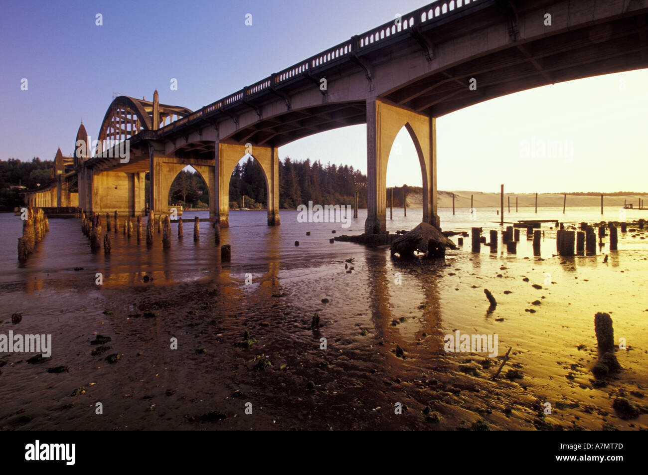 N.a., USA, Oregon, Florenz. Siuslaw Brücke und Fluss bei Sonnenuntergang Stockfoto