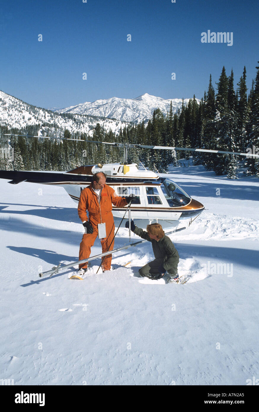 Männer führen eine Schnee-Tiefe-Umfrage mit Hubschrauber in Idaho Wassergehalt bestimmen Stockfoto