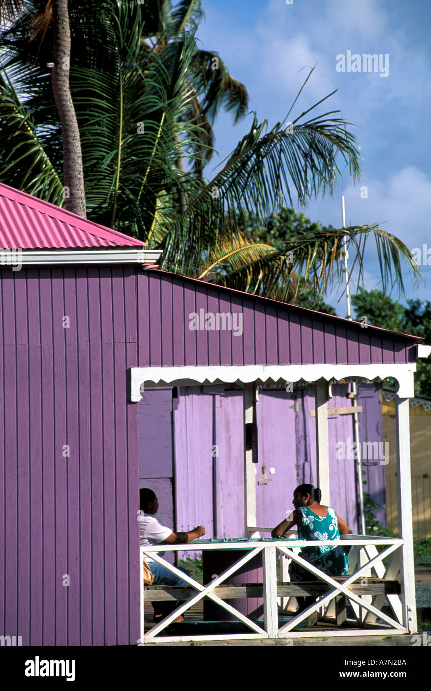 British Virgin Islands Tortola zwei Frauen sitzen auf der Veranda der bunten Haus Stockfoto