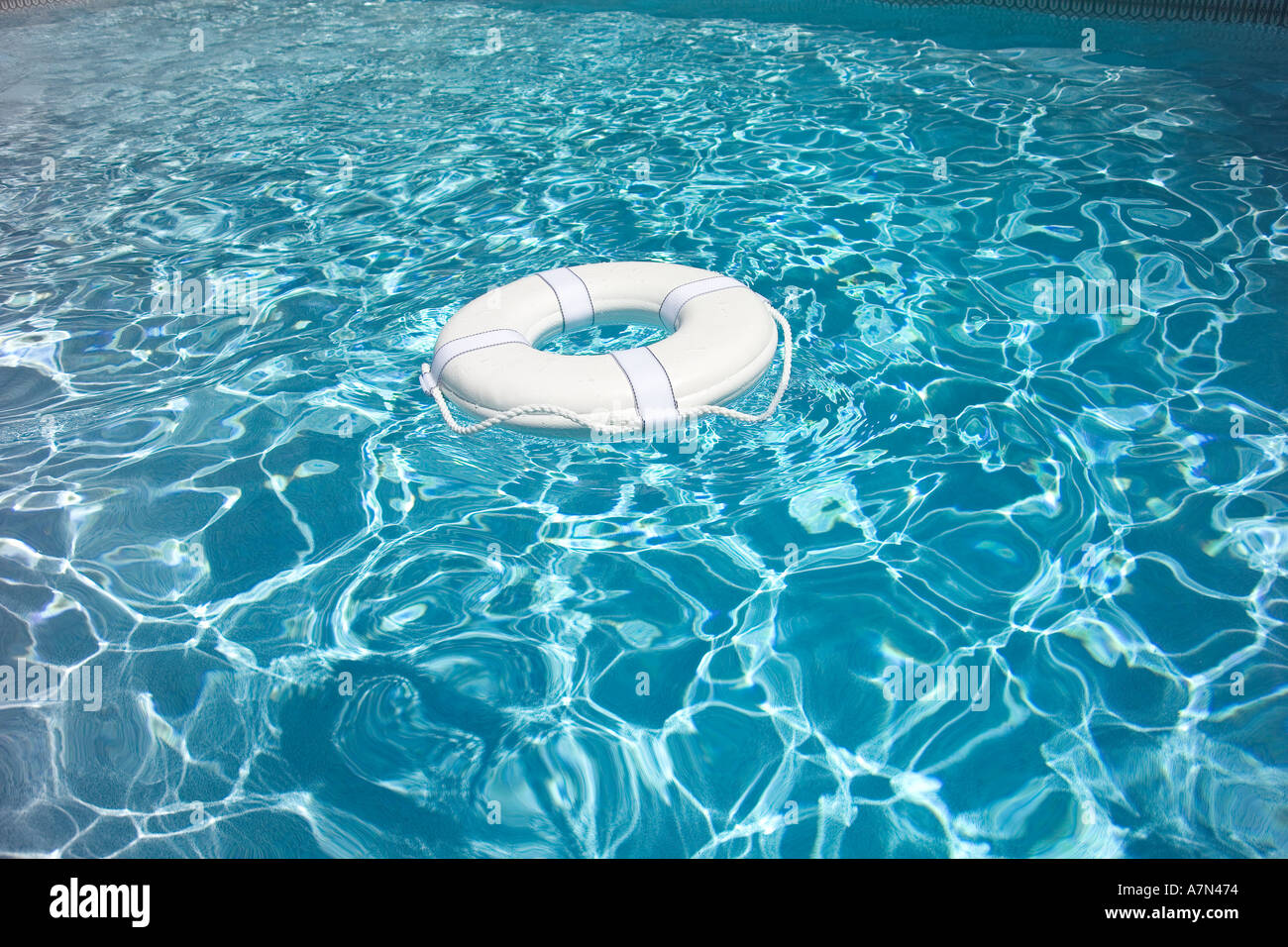 Rettungsring in Pool Schwimmweste Stockfoto