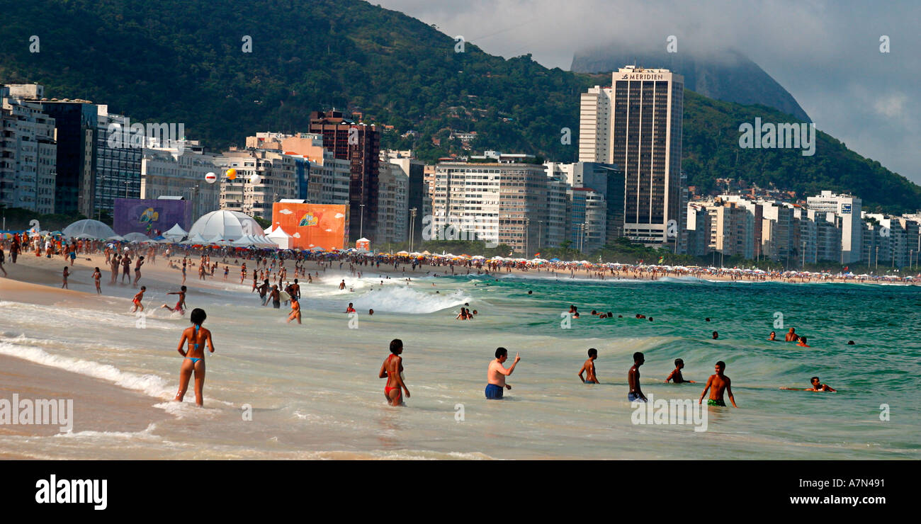 Brasilien Rio de Janeiro Copacabana Strand Cariocas Hintergrund Pao de Acucar Zuckerhut Stockfoto