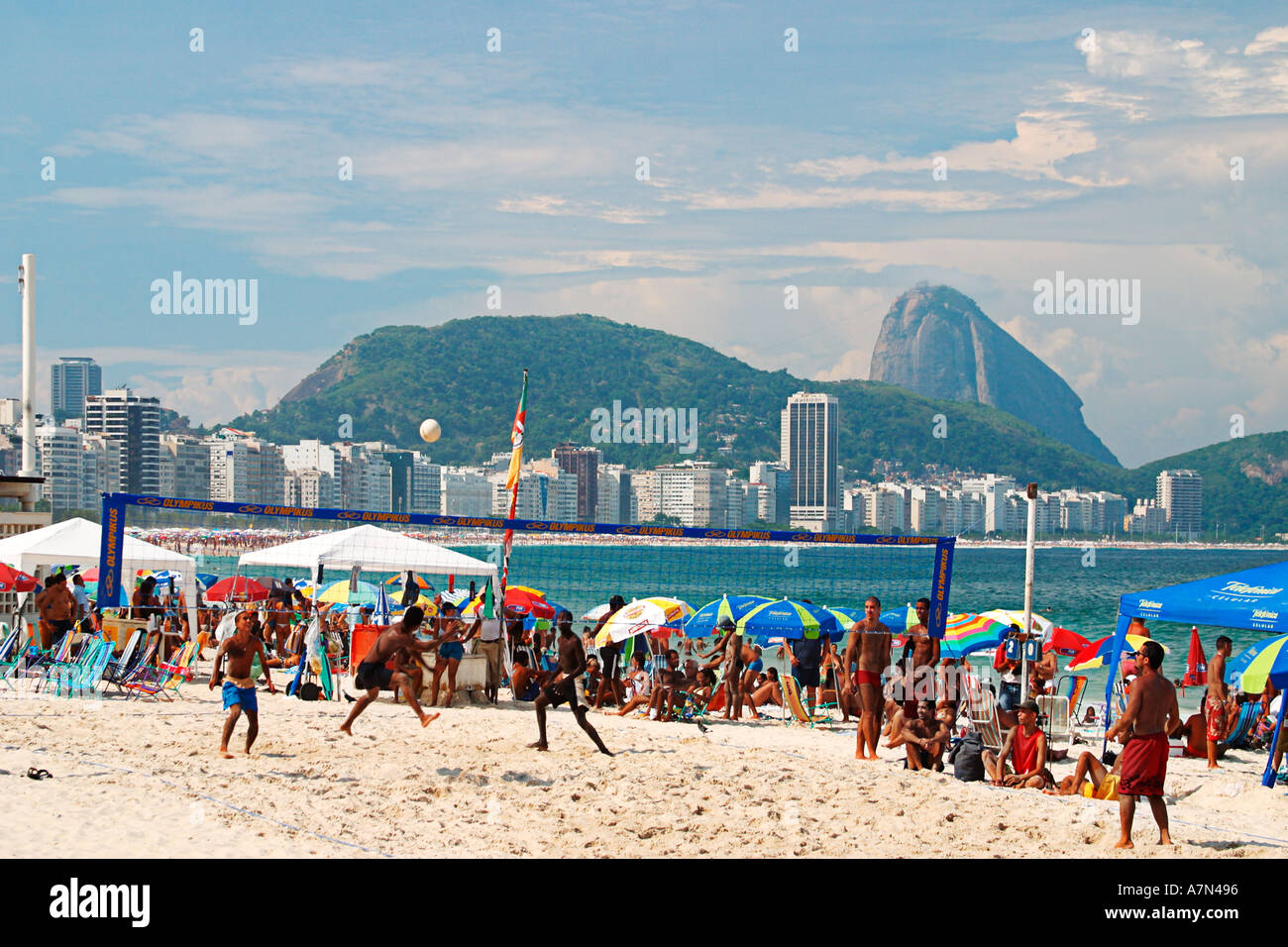 Brasilien Rio de Janeiro Copacabana Strand Cariocas Hintergrund Pao de Acucar Zuckerhut Stockfoto