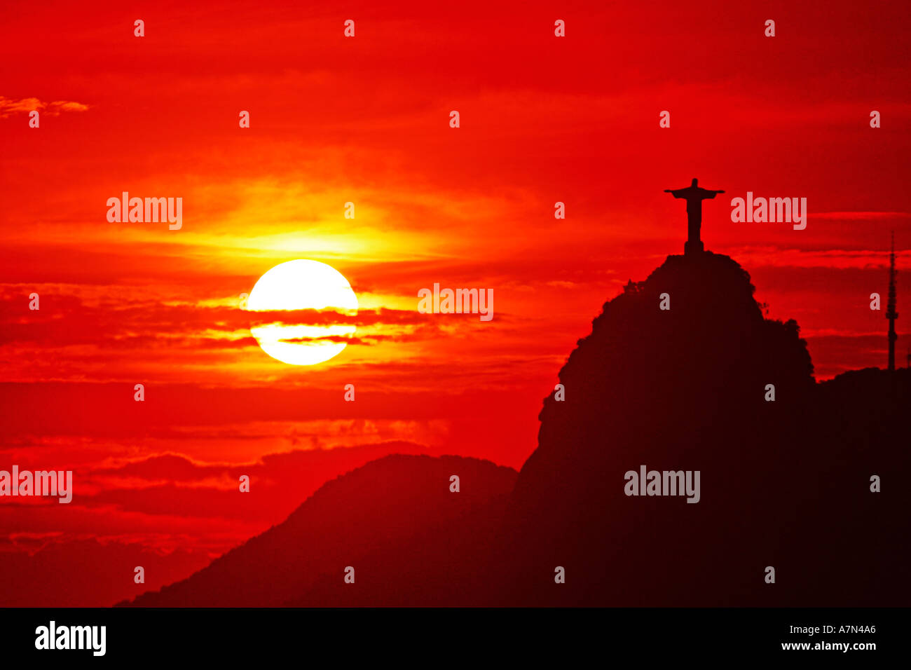 Brasilien Rio de Janeiro Corcovado Hügel Christus-Statue Cristo Redentor auf Oberseite bei Sonnenuntergang, Blick vom Zuckerhut Stockfoto