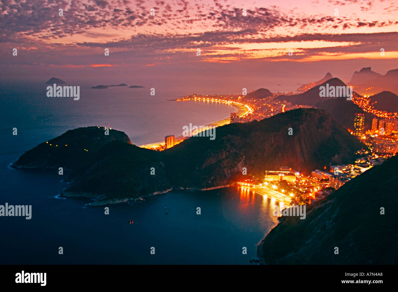 Brasilien Rio de Janeiro Pao de Acucar Sicht Panoramablick Copacabana in der Nacht Stockfoto