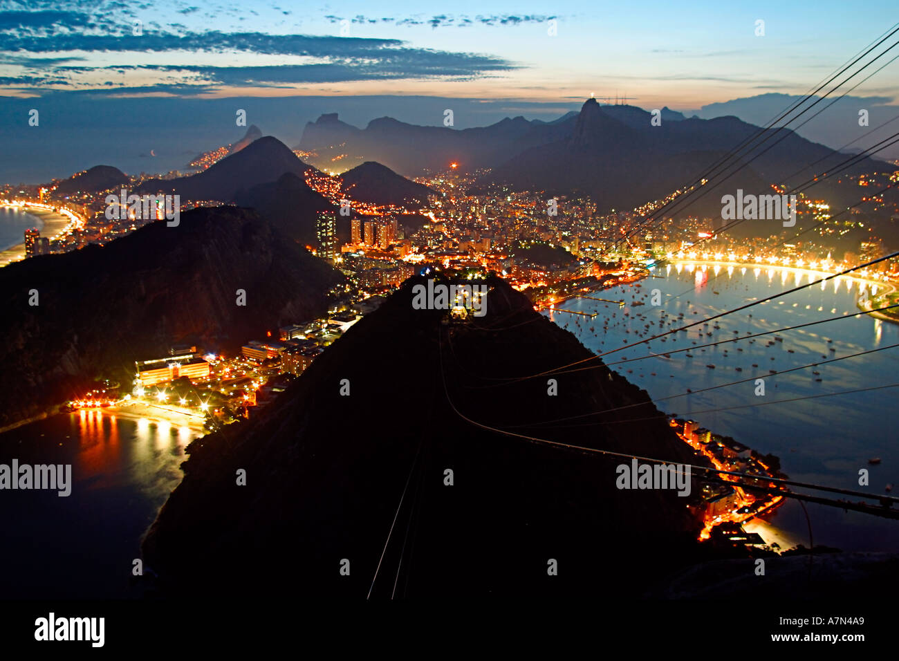 Brasilien Rio de Janeiro Pao de Acucar Sicht Panoramablick in Richtung Copacabana und Guanabara-Bucht bei Nacht Stockfoto