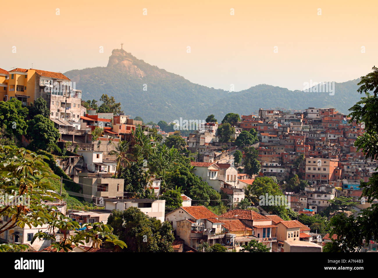 Brasilien Rio Favela Hintergrund Corcovado Stockfoto