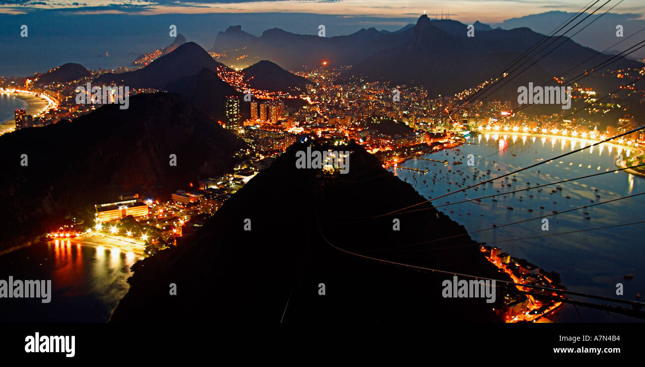 Brasilien Rio de Janeiro Pao de Acucar Sicht Panoramablick in Richtung Copacabana und Guanabara-Bucht bei Nacht Stockfoto
