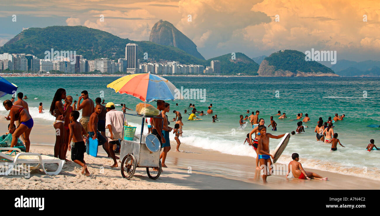 Brasilien Rio de Janeiro Copacabana Strand Cariocas Hintergrund Pao de Acucar Zuckerhut Stockfoto